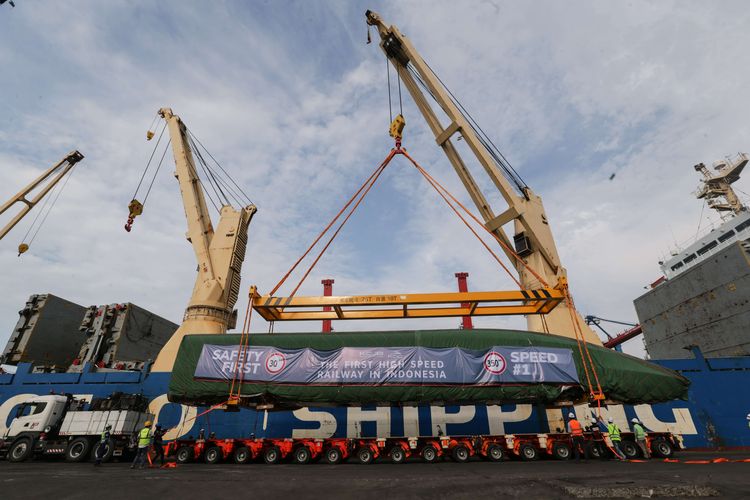 Rangkaian Kereta Cepat Jakarta-Bandung diturunkan dari kapal di Pelabuhan Tanjung Priok, Jakarta, Jumat (2/9/2022). Rangkaian kereta tersebut merupakan pengiriman tahap awal dari pelabuhan Qingdao di Provinsi Shandong, China, pada 21 Agustus 2022 lalu.