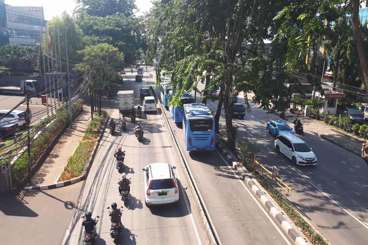 Jalur transjakarta di Kebayoran Lama ditutup karena ada bus yang parkir.
