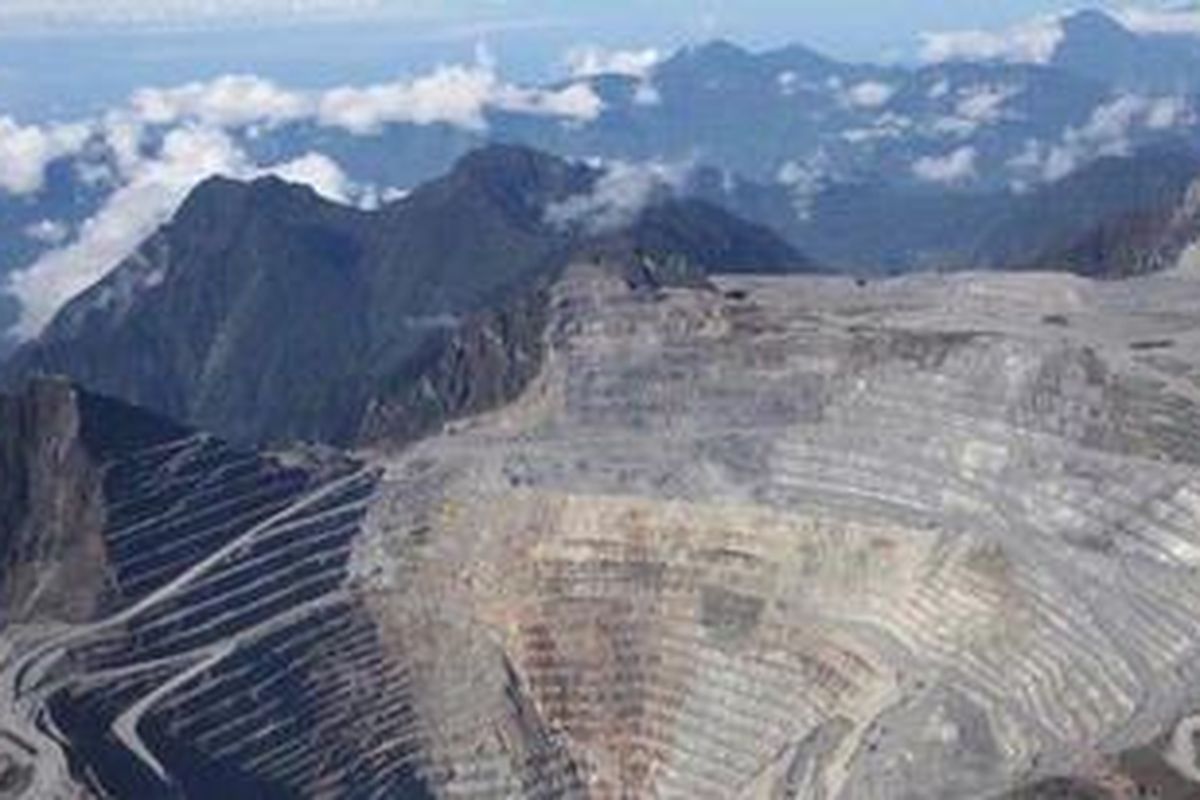 Tambang terbuka Grasberg merupakan bagian dari gunung api yang telah mati.Tambang yang fotonya diambil, Jumat (25/11/2011) itu rencananya akan dihentikan operasi penambangannya pada tahun 2016.
