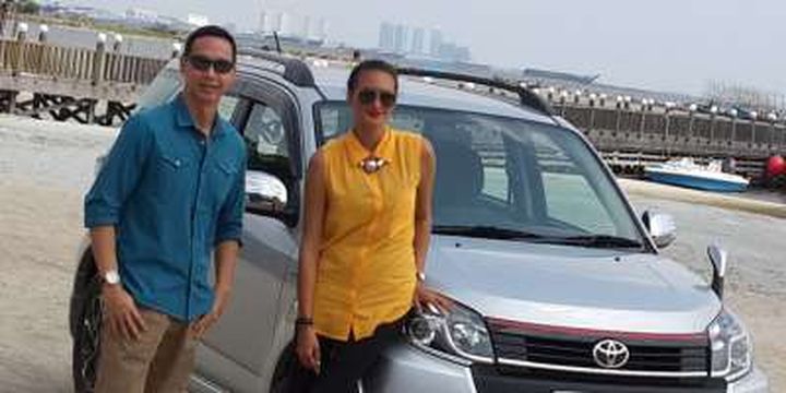 Ricard Sambera bersama  Nadine Chandrawinata merupakan duta merek Toyota Rush.