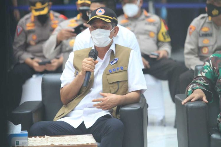 Ketua Satuan Tugas (Satgas) Covid-19 Doni Monardo saat mengunjungi Pelabuhan Merak, Banten.