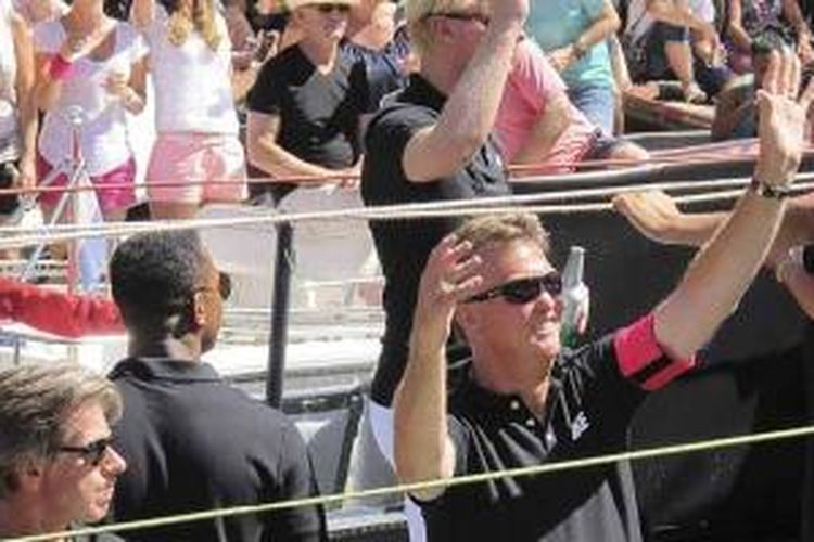 Pelatih tim nasional Belanda, Louis van Gaal, melambaikan tangan saat berada di sebuah kapal dalam event tahunan Canal Parade di Prinsengracht di Amsterdam, Sabtu (3/8/2013). Ini merupakan pawai tahunan.