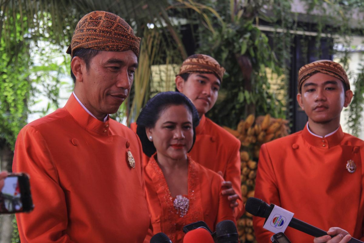 Presiden Joko Widodo (kiri) disaksikan Ibu Negara Iriana Joko Widodo (kedua kiri) dan putranya, Gibran Rakabuming Raka (kanan) dan Kaesang Pangarep (kedua kanan)  memberikan keterangan pers seusai prosesi tuwuhan dan memasang bleketepe di atas gerbang kediamannya di Jalan Kutai Utara, Sumber, Banjarsari, Solo, Jawa Tengah, Selasa (7/11/2017).  Pemasangan bleketepe tersebut merupakan bagian dari prosesi adat pernikahan putri Presiden Joko Widodo, Kahiyang Ayu dengan Bobby Nasution.