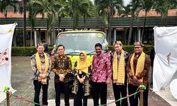 Dukung Pendidikan Vokasi, Hino Serahkan 1 Unit Truk 300 Series