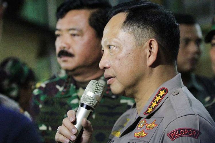 Kapolri Jenderal Tito Karnavian (kanan) dan Panglima TNI Marsekal TNI Hadi Tjahjanto memberikan keterangan seusai menggelar pertemuan tertutup di Mapolda Papua, Jayapura, Papua, Selasa (27/8/2019). Kapolri mengajak masyarakat untuk menjaga situasi keamanan di Papua serta jangan terpengaruh hoaks.