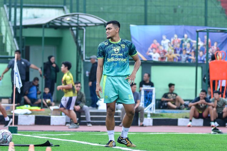 Rachmat Irianto penggawa Timnas Indonesia milim Persib Bandung masih menjalani latihan terpisah pada Senin (16/1/2023) di Stadion Siliwangi Bandung, usai ia membela Indonesia di ajang Piala AFF 2022. 