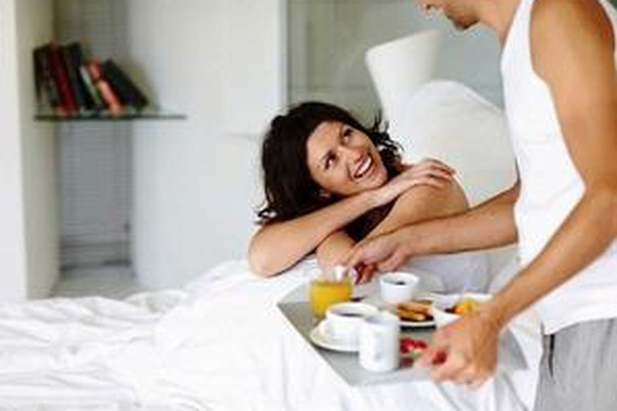 Lihat, betapa manisnya cara suami mengungkapkan cintanya pada Anda. Tak perlu dengan kata-kata, bukan?