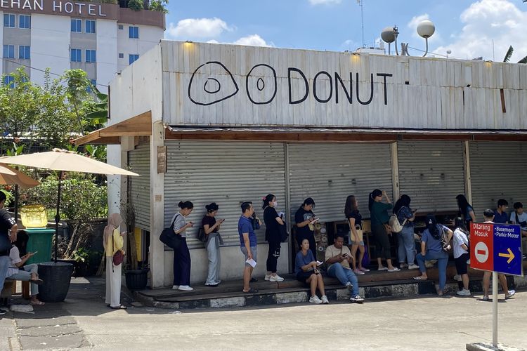 Donat Viral di Blok M Diserbu Jelang Lebaran, Pengunjung Antre Sejak Pagi