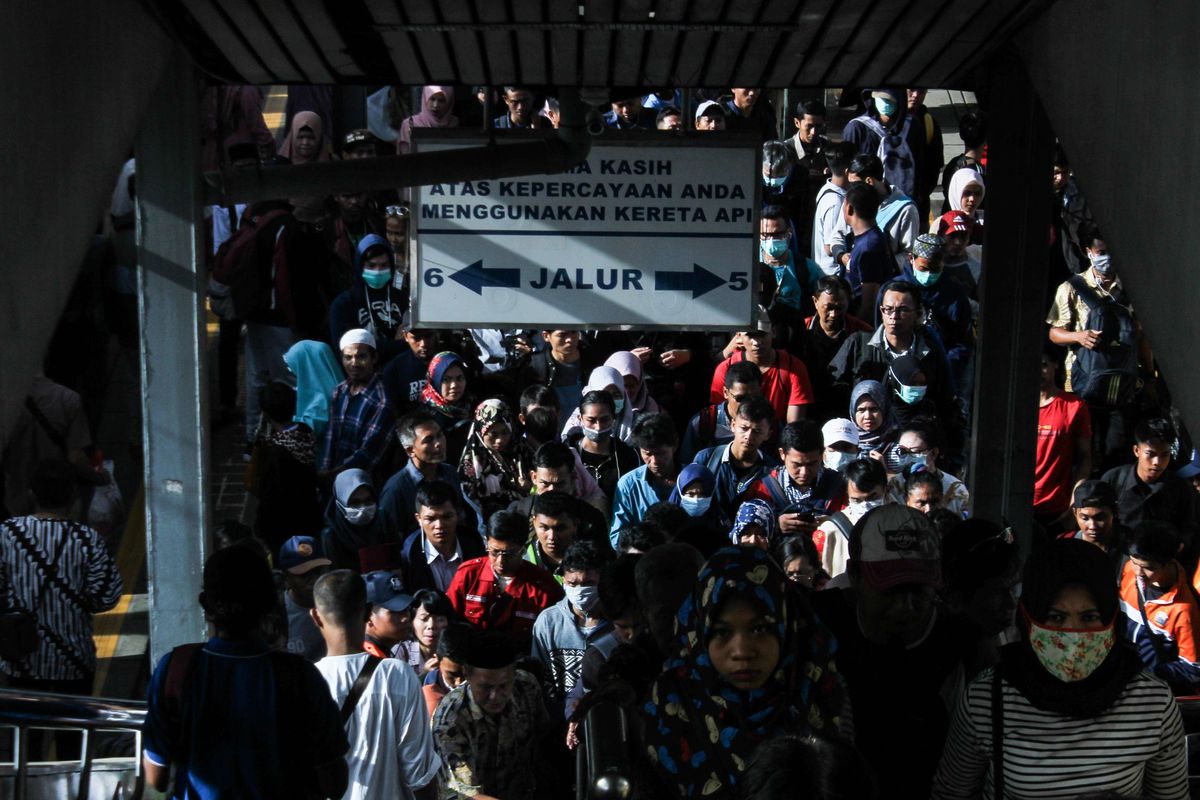 Para pengguna KRL menuju kereta tujuannya di Stasiun Tanahabang, Jakarta Pusat, Jumat (14/2/2020). PT. Kereta Commuter Indonesia (KCI) dan PT. Kereta Api Indonesia Daerah Operasi 1 Jakarta melakukan rekayasa terhadap perjalanan commuter line atau kereta rel listrik (KRL) selama sebelas 11 hari mulai Kamis (13/2/2020) hingga Minggu (23/2/2020).