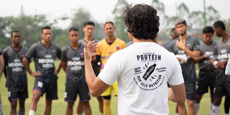Pemain Persita Tangerang mendengarkan penjelasan pihak produsen minuman kesehatan Isopro23.

Isopro23 menjadi mitra Persita Tangerang selama setahun di musim 2021-2022 Liga 1.