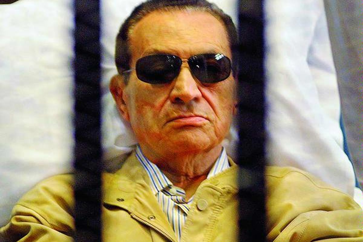 Mantan Presiden Mesir Hosni Mubarak duduk di balik jeruji ruang tahanan Pengadilan Kairo, Sabtu (2/6), untuk mendengarkan vonis. Hakim menghukum penguasa Mesir selama hampir 30 tahun itu dengan hukuman seumur hidup setelah terbukti terlibat  pembunuhan demonstran di Mesir, tahun lalu.