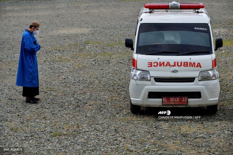 Sejumlah dokter bersama tenaga medis lainnya melaksanakan shalat jenazah untuk almarhum dr Zulkifli Sp.P, dokter senior spesialis paru yang meninggal setelah positif Covid-19, saat pelepasan terakhir jenazah di halaman Rumah Sakit Umum Daerah (RSUD) Zainoel Abidin, Banda Aceh, Selasa (29/9/2020). Dinas Kesehatan Provinsi Aceh menyatakan, almarhum menjadi dokter keempat di Aceh yang meninggal akibat Covid-19.