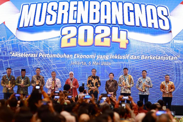 Presiden Joko Widodo (Jokowi) menyerahkan Penghargaan Pembangunan Daerah (PPD) kepada Bupati Banyuwangi Ipuk Fiestiandani dalam acara Musyawarah Perencanaan Pembangunan (Musrenbang) Nasional 2024 di Jakarta, Senin (6/5/2024). 
