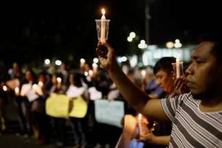 Aksi solidaritas yang tergabung dalam Lembaga Bantuan Hukum Masyarakat menyalakan 1000 lilin saat aksi damai di Depan Istana Negara, Jakarta, Kamis (28/7/2016). Aksi damai tersebut meminta agar pemerintah menghentikan pelaksanaan eksekusi mati terhadap keempat belas terpidana mati dari berbagai negara.