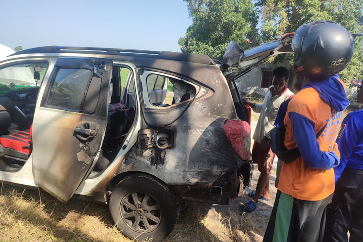 Mobil Toyota Calya yang terbakar di Desa Menongo, Kecamatan Sukodadi, Lamongan, Jawa Timur, menjadi tontonan warga usai terbakar, Selasa (9/8/2022). *** Local Caption *** Mobil Toyota Calya yang terbakar di Desa Menongo, Kecamatan Sukodadi, Lamongan, Jawa Timur, menjadi tontonan warga usai terbakar, Selasa (9/8/2022).