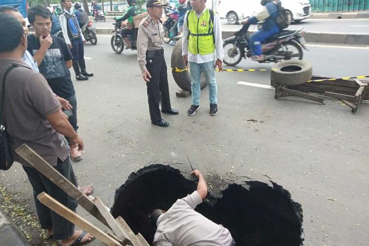 jalan amblas yang mengakibatkan lubang sedalam 2,5 meter di Jalan Daan Mogot, Tanah Tinggi, Benteng, Tangerang