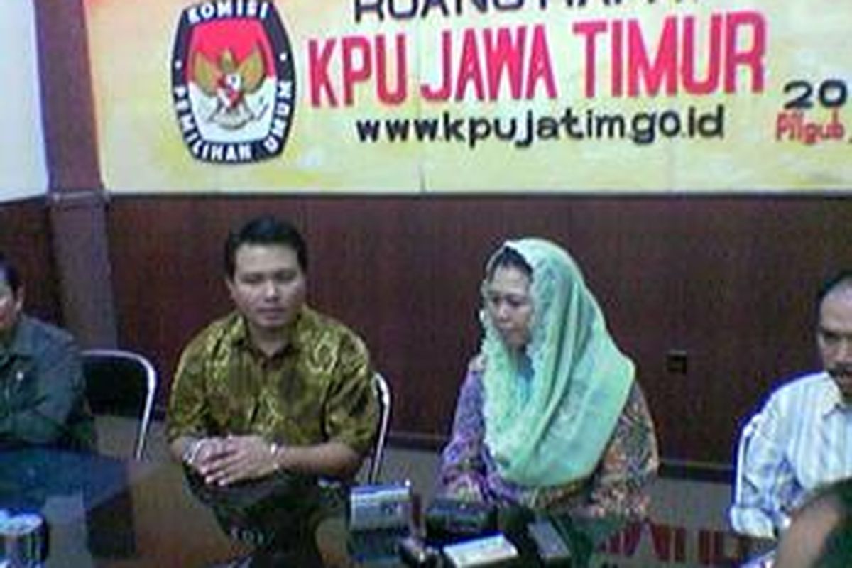 Sekjen DPP PKB Yenny Wahid (kanan) mengunjungi kantor KPU Jawa Timur di Surabaya, Kamis (3/7). Yenny antara lain berterima kasih KPU meloloskan calon Gubernur-Wakil Gubernur yang diusulkan PKB versi Gus Dur meski sedang ada dualisme kepengurusan. PKB Gus Dur mengusung Achmady-Suhartono.