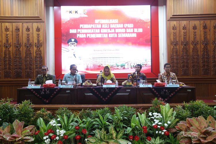 Semarang Hevearita Gunaryanti Rahayu bersama Direktur Koordinasi Supervisi III KPK Brigjen Pol Bachtiar Ujang memberikan arahan kepada OPD penghasil di Semarang terkait dengan pengelolaan PAD yang tepat dan maksimal.