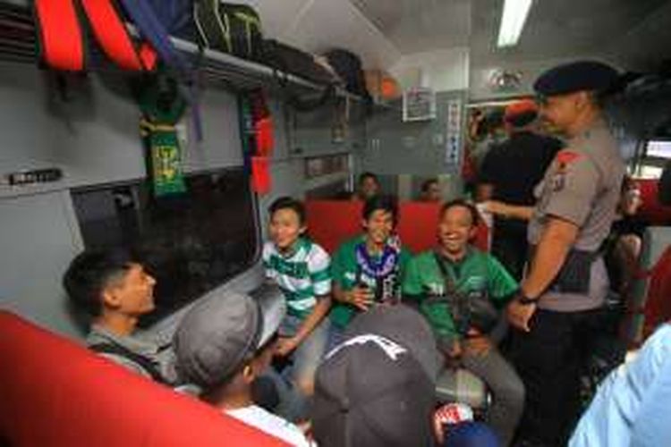 Foto : Anggota Brimob Detasemen C Pelopor Polda Jatim memeriksa suporter Persebaya yang menumpang kereta api Pasundan tujuan Surabaya-Bandung di Stasiun Madiun, Jumat ( 6/1/2017).