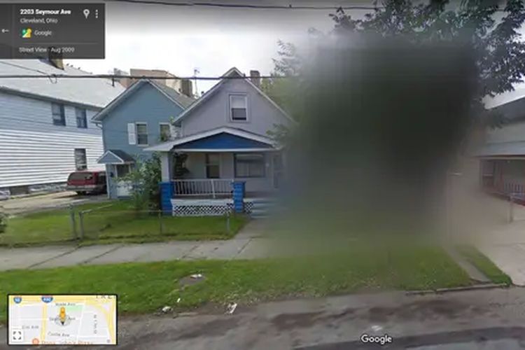Rumah di 2208 Seymour Avenue, Cleveland, Ohio, Amerika Serikat, disensor Google Maps karena menjadi tempat penyiksaan sadis selama 10 tahun.