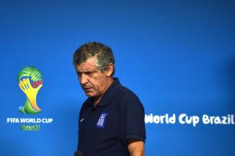 Pelatih tim nasional Yunani, Fernando Santos, bersiap memberikan konferensi pers di Arena Pernambuco, Recife, 28 Juni 2014. 