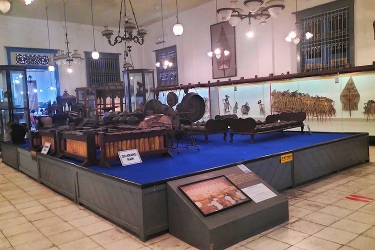 Koleksi alat musik gamelan museum tertua di Indonesia, Museum Radya Pustaka Kota Solo, Jawa Tengah.