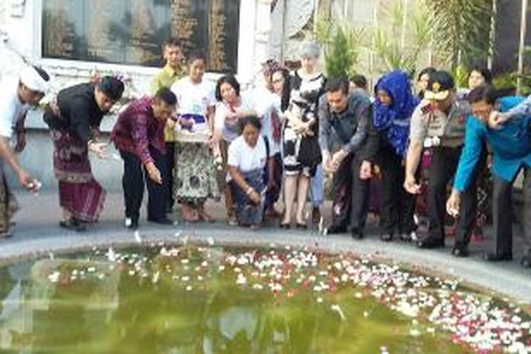 Tabur bunga peringatan tragedi Bom Bali ke-13 di Monumen Bom Bali, Jalan Legian, Kuta, Senin (12/10/2015).