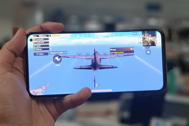 Vivo V19 ketika dipakai bermain game. Ukuran lubang kamera tidak mengganggu pengalaman bermain game.