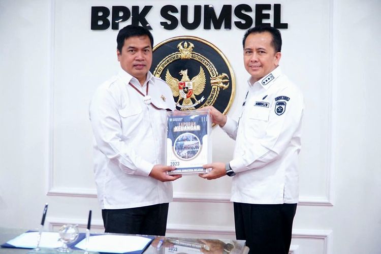 Pj Gubernur Sumatera Selatan Agus Fatoni menyerahkan LKPD TA 2023 kepada Kepala BPK RI perwakilan Sumsel Andri Yogama.