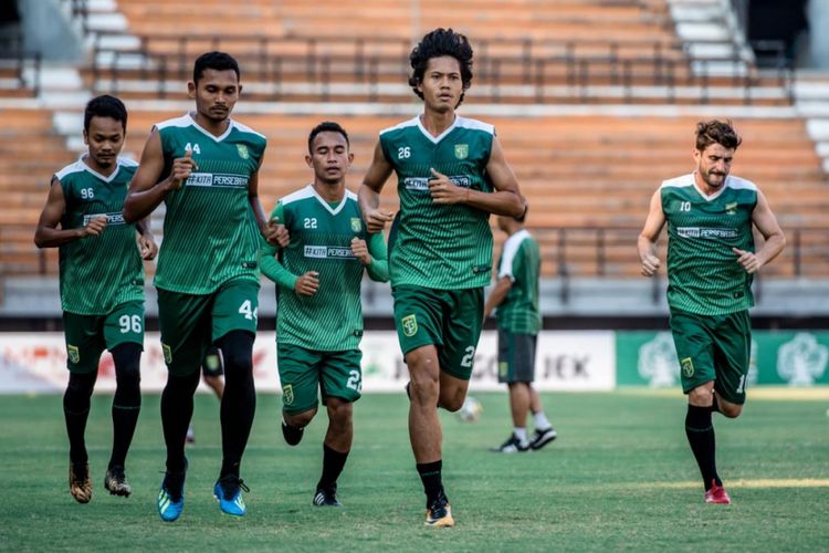 Para pemain Persebaya Surabaya berlatih di Stadion Gelora Bung Tomo.