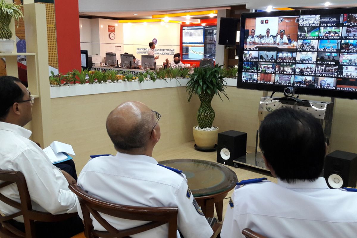 Menteri Perhubungan Budi Karya Sumadi beserta para dirjennya menggelar video konferensi dengan para pengelola bandar udara dan pelabuhan di penjuru Indonesia. Vicon digelar di Posko Mudik Kemenhub, Jakarta, Senin (26/6/2017).