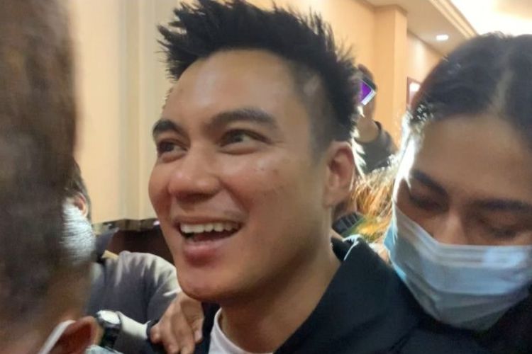 Pasangan artis Baim Wong dan Paula Verhoeven kembali memenuhi panggilan polisi untuk diperiksa terkait kasus konten prank laporan kekerasan dalam rumah tangga (KDRT). Baim dan Paula diperiksa di Polres Metro Jakarta Selatan, Kamis (13/10/2022).