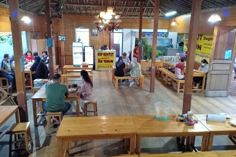 Sop Buntut Ma Emun ( Ibu Pipit) berlokasi di Jalan Pandu Raya No.3 blok G2, RT.01/RW.13, Tegal Gundil, Kecamatan. Bogor Utara, Kota Bogor, Jawa Barat.