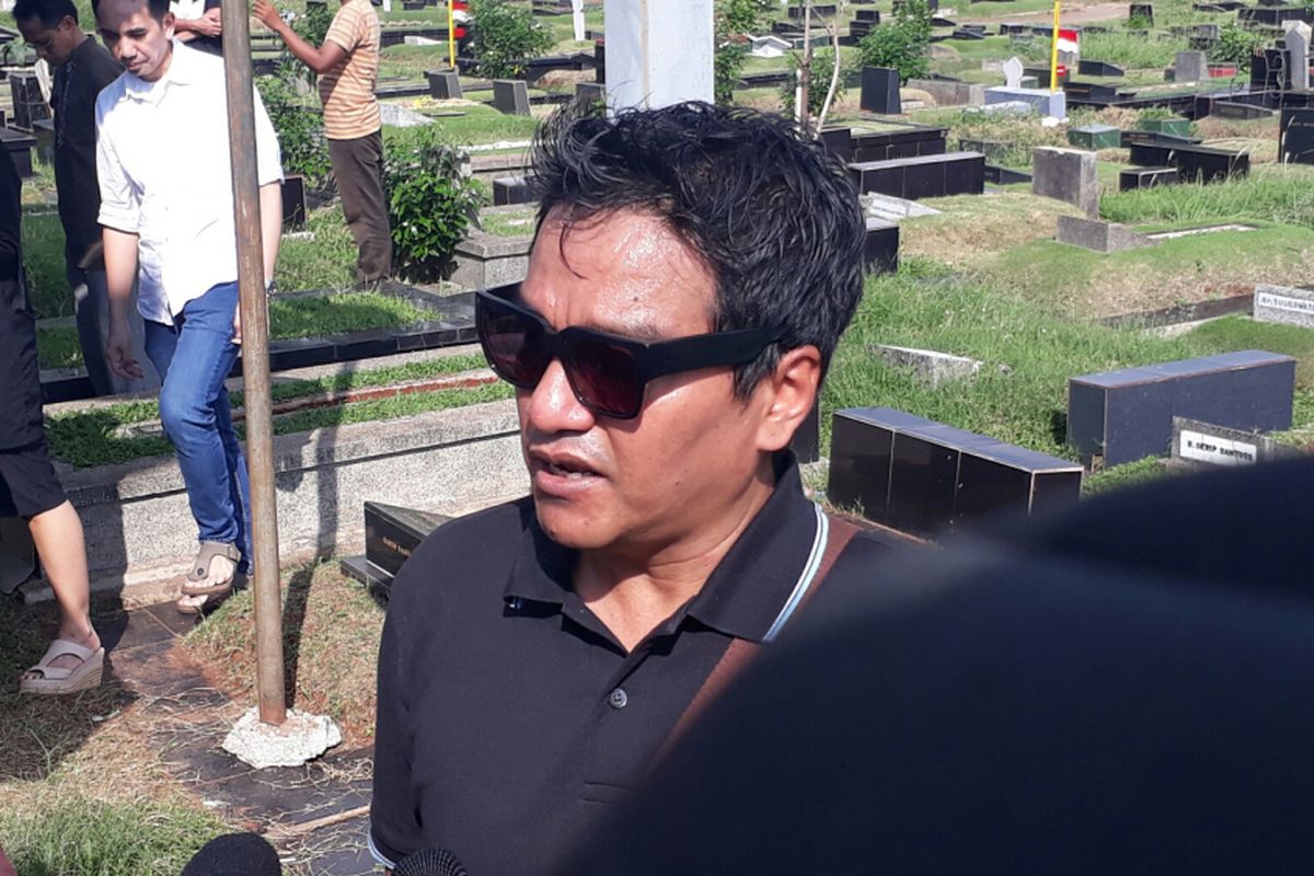 Indra Lesmana turut mengantarkan sang ibunda, Nien Lesmana ke tempat peristirahatan terakhir di TPU Tanah Kusir, Jakarta Selatan, Rabu (28/6/2017).