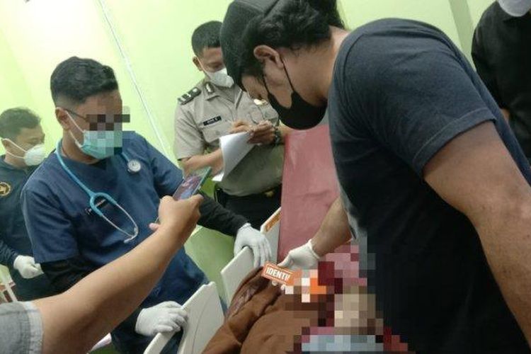 Jajaran Unit Reskrim Polsek Pasar Rebo saat proses identifikasi jasad AF di Puskesmas Kecamatan Pasar Rebo, Jakarta Timur, Selasa (17/1/2023)