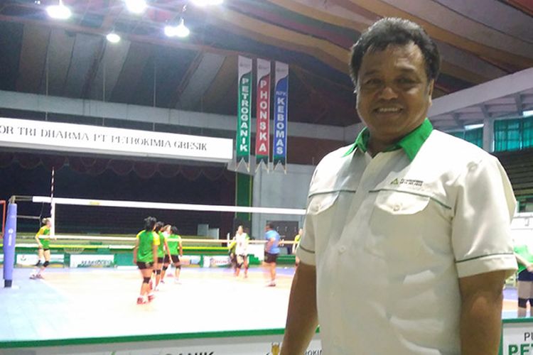 Sasono Handito di sela mengamati para pemain tim putri Gresik Petrokimia berlatih di GOR Tridharma.