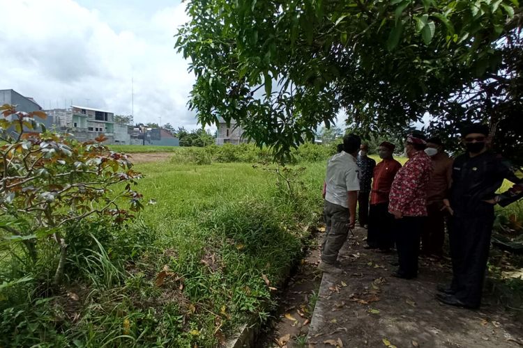 Wali Kota Blitar Santoso meninjau lahan yang akan digunakan sebagai lokasi relokasi Kantor Kelurahan Bendogerit, Kecamatan Sananwetan, Kamis (7/4/2022)