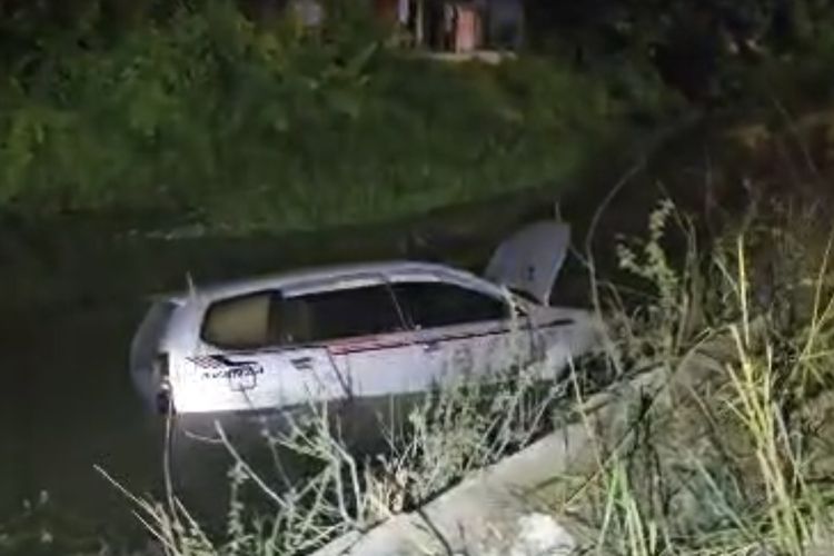 Diduga Salah Injak Pedal Gas, Mobil di Bangkalan Tercebur ke Sungai