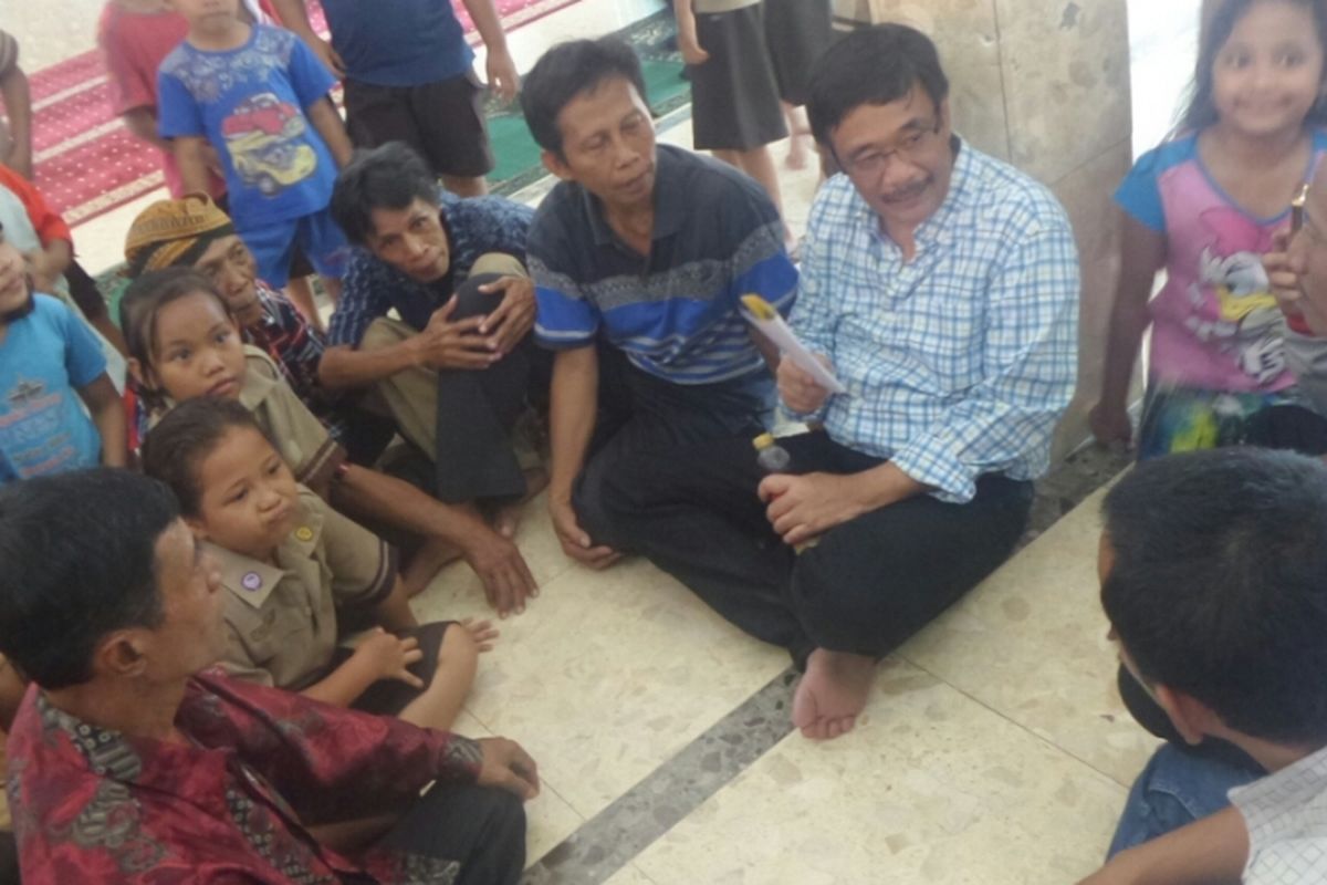 Cawagub DKI Jakarta Djarot Saiful Hidayat berbincang dengan warga di masjid yang sedang direnovasi, Jalan Bungur Raya, Kebayoran Lama Selatan, Eabu (15/3/2017). 
