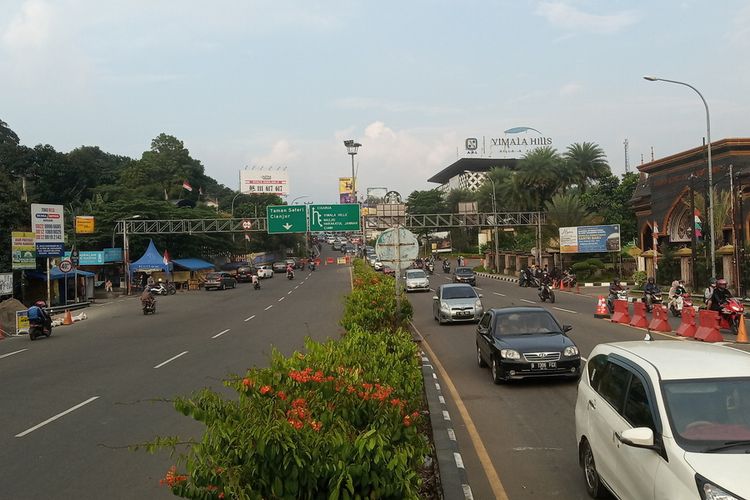 Satlantas Polres Bogor, Jawa Barat,  memberlakukan sistem one way atau satu arah di jalur Puncak Bogor, pada Minggu (5/9/202).