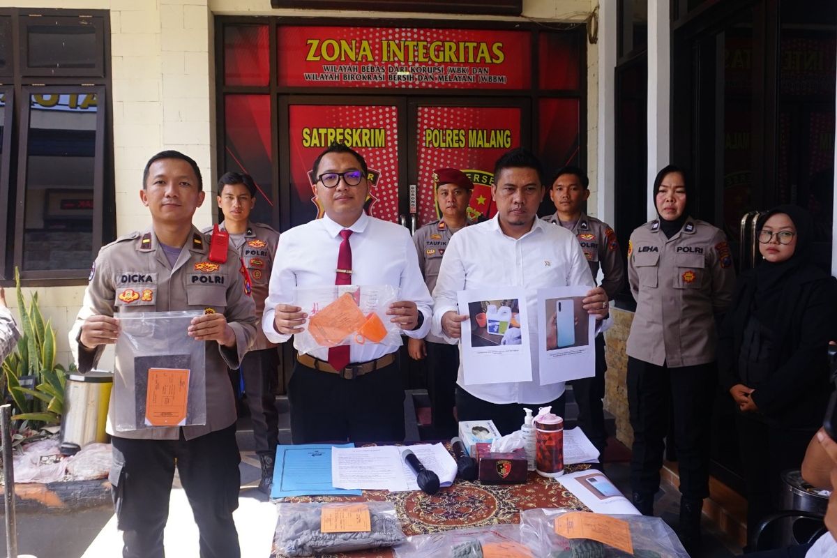 Polisi tunjukkan barangbukti dari tewasnya ibu rumah tangga di Kecamatan Singosari akibat menenggak cairan pembersih lantai hingga tewas.