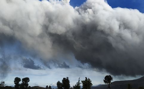 Indonesia’s Sinabung Volcano Spews Thick Ash Again