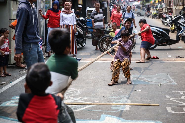 Warga mengikuti lomba tarik tambang untuk memeriahkan HUT ke-74 Kemerdekaan RI di kawasan Petamburan, Tanah Abang, Jakarta, Sabtu (17/8/2019).