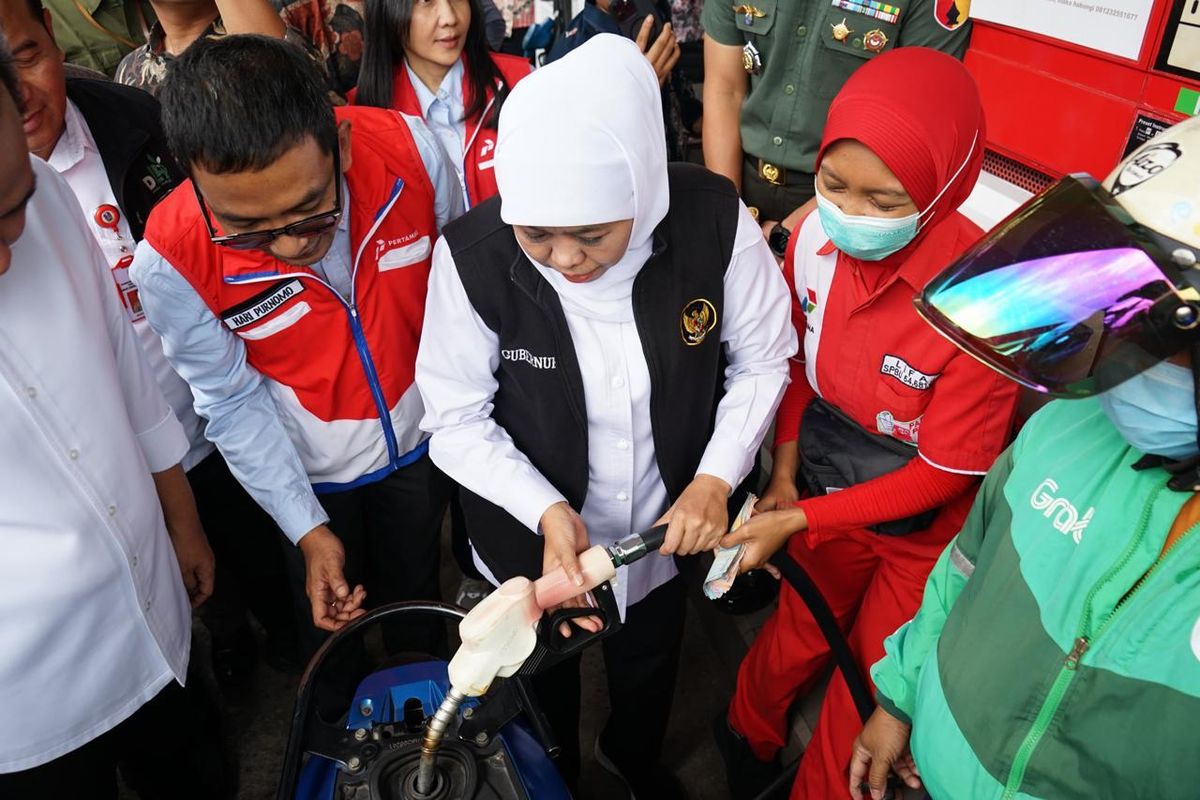 Pertamina bersama Gubernur Jawa Timur Khofifah Indar Parawansa menggelar inspeksi mendadak (sidak) pada Kamis (31/7/2025) di dua stasiun pengisian bahan bakar umum (SPBU), yaitu SPBU Kaliwates dan SPBU Mangli.
