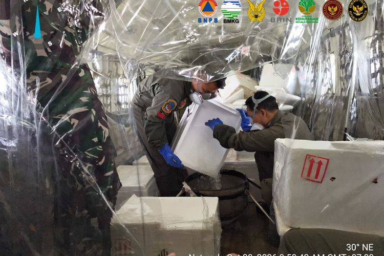 BNPB Uses Dry Ice Technology to Dissolve Haze from Forest and Land Fires