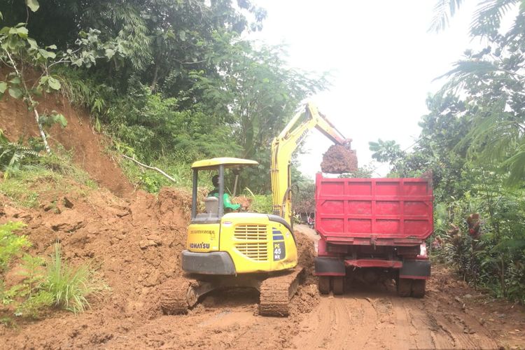 Alat berat sedang membersihkan material longsoran di Desa Donorati Kecamatan Purworejo Kabupaten Purworejo