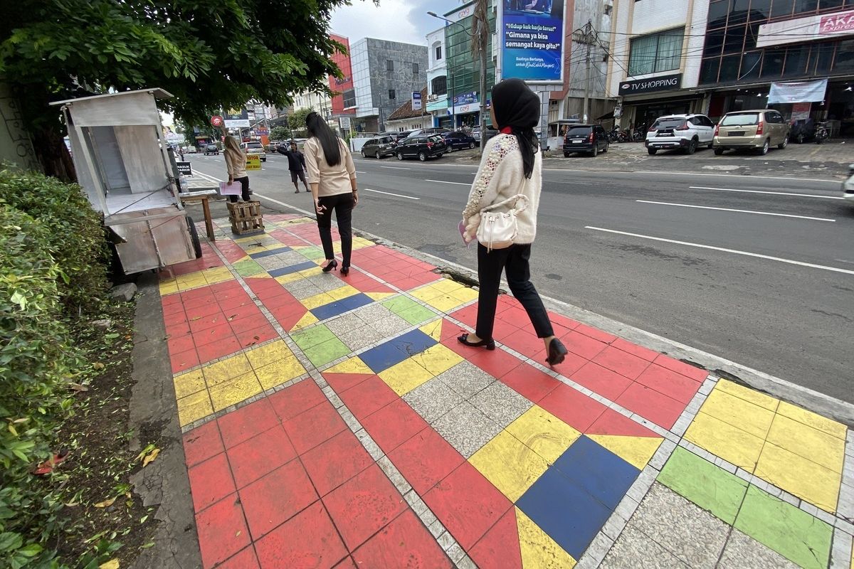 Trotoar dari Keramik Warna-warni di Lampung Jadi Lelucon, Licin Saat Hujan