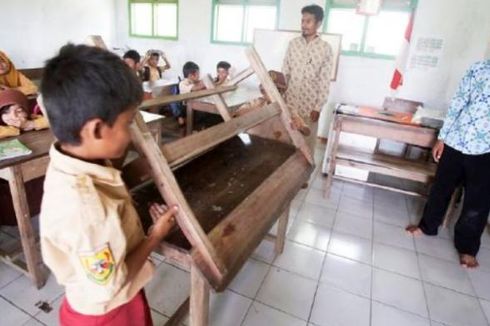 Guru di Tempat Terpencil Sukabumi, Pengabdian Tak Berbatas
