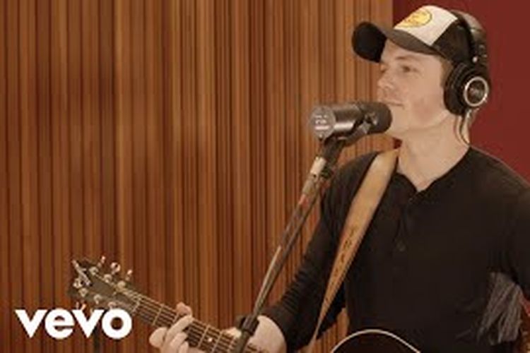 Travis Denning dalam video klip After a Few versi akustik.