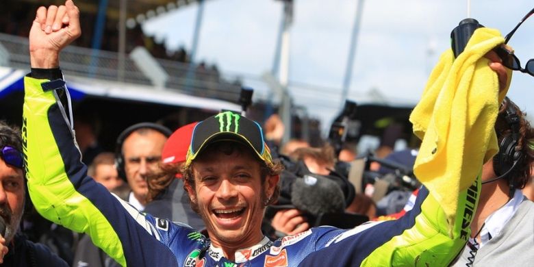 Pebalap Italia, Valentino Rossi, berteriak merayakan kemenangannya di Sirkuit Assen pada balapan GP Belanda, Sabtu (29/6/2013).